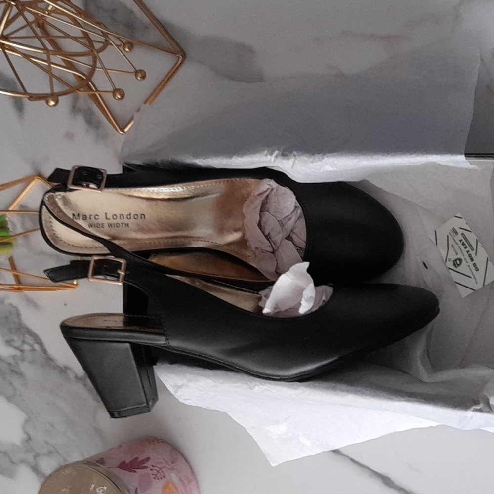 Women black shoes with back strap